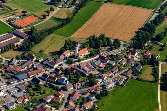 Kirchengebäude der Mauritiuskirche im Ortszentrum in Langenenslingen im Bundesland Baden-Württemberg, Deutschland