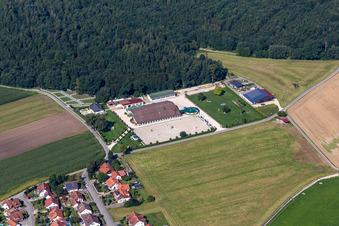 Gebäude des Reitstall - Reiterhof - Marstall der MSM Marschall Sportpferde Management GmbH in Heiligkreuztal in Altheim im Bundesland Baden-Württemberg, Deutschland