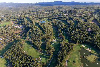 Luftaufnahme von Gelände des Golfplatz des Ressort Terre Blanche in Tourrettes in Provence-Alpes-Cote d'Azur im Bundesland Var, Frankreich