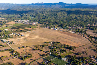 Start- und Landebahn mit Rollfeldgelände des Flugplatz der Fayence-Tourrettes Airfield an der Chemin de l'Aérodrome in Fayence in Provence-Alpes-Cote d'Azur im Bundesland Var, Frankreich