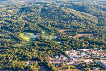 Luftbild von Albatros Golf Performance Center, Parcours 18 trous Le Château et Le Riou in Tourrettes im Bundesland Var, Frankreich