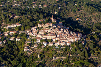 Historische Ortsansicht der Straßen und Häuser der Wohngebiete auf einem Hügel im Var in Montauroux in Provence-Alpes-Cote d'Azur in Callian, Frankreich