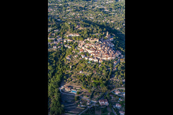 Luftbild von Historische Ortsansicht der Straßen und Häuser der Wohngebiete auf einem Hügel im Var in Montauroux in Provence-Alpes-Cote d'Azur in Callian, Frankreich