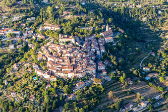 Luftaufnahme von Historische Ortsansicht der Straßen und Häuser der Wohngebiete auf einem Hügel im Var in Montauroux in Provence-Alpes-Cote d'Azur in Callian, Frankreich