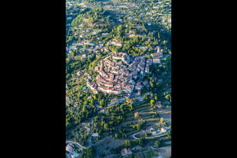 Schrägluftbild von Historische Ortsansicht der Straßen und Häuser der Wohngebiete auf einem Hügel im Var in Montauroux in Provence-Alpes-Cote d'Azur in Callian, Frankreich