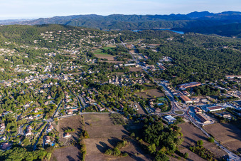 Montauroux im Bundesland Var, Frankreich aus der Luft