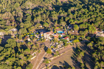 Montauroux im Bundesland Var, Frankreich von oben gesehen