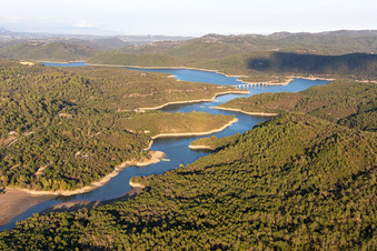 Luftaufnahme von Stausee: Lac cassien - Fayence in Montauroux im Bundesland Var, Frankreich