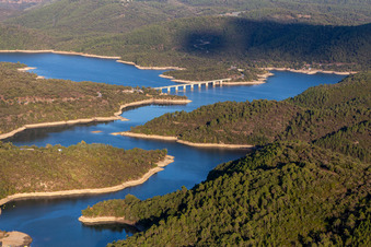 Schrägluftbild von Stausee: Lac cassien - Fayence in Montauroux im Bundesland Var, Frankreich