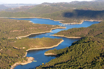 Staubecken und Uferbereiche am Stausee Lac de Saint cassien in Tanneron in Provence-Alpes-Cote d'Azur in Montauroux im Bundesland Var, Frankreich