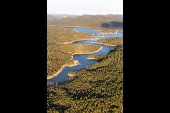 Stausee: Lac cassien - Fayence in Montauroux im Bundesland Var, Frankreich von oben
