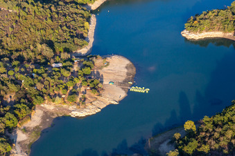 Stausee: Lac cassien - Fayence in Montauroux im Bundesland Var, Frankreich aus der Luft