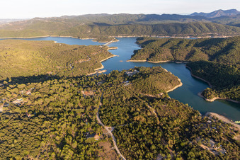 Stausee: Lac cassien - Fayence in Montauroux im Bundesland Var, Frankreich von oben gesehen