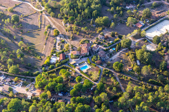 Montauroux im Bundesland Var, Frankreich aus der Luft betrachtet
