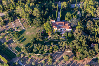 Gebäudekomplex im Schloßpark von Schloß Château de La Colle Noire von Cristian Dior in Montauroux in Provence-Alpes-Cote d'Azur im Bundesland Var, Frankreich