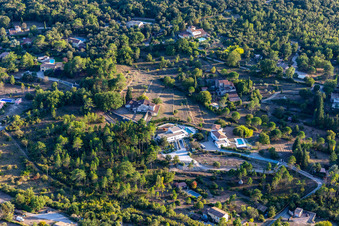 Montauroux im Bundesland Var, Frankreich aus der Drohnenperspektive