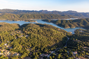 Stausee: Lac cassien - Fayence in Montauroux im Bundesland Var, Frankreich vom Flugzeug aus