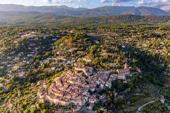 Historische Ortsansicht der Straßen und Häuser der Wohngebiete auf einem Hügel im Var in Callian in Provence-Alpes-Cote d'Azur, Frankreich