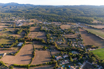 Callian im Bundesland Var, Frankreich von einer Drohne aus