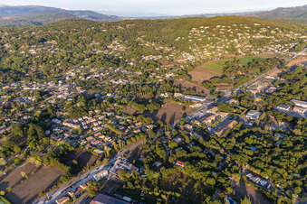 Montauroux im Bundesland Var, Frankreich aus der Drohnenperspektive