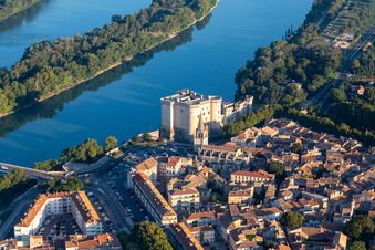 Luftaufnahme von Château de Tarascon über der Rhone im Bundesland Bouches-du-Rhône, Frankreich