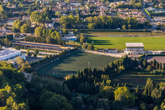 Luftaufnahme von Stade de la Petite Crau im Ortsteil Partie Nord Est in Saint-Rémy-de-Provence im Bundesland Bouches-du-Rhône, Frankreich
