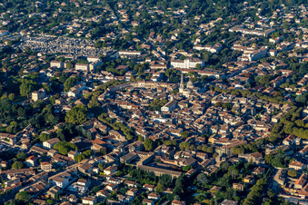 Luftbild von Vieux Ville im Ortsteil Partie Nord Est in Saint-Rémy-de-Provence im Bundesland Bouches-du-Rhône, Frankreich