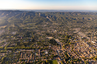 Massif des Alpilles im Ortsteil Ceinture Centre Ville in Saint-Rémy-de-Provence im Bundesland Bouches-du-Rhône, Frankreich