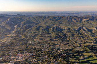 Luftbild von Massif des Alpilles im Ortsteil Les Écarts in Saint-Rémy-de-Provence im Bundesland Bouches-du-Rhône, Frankreich