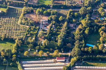 Luftbild von Camping A La Ferme im Ortsteil Les Écarts in Saint-Rémy-de-Provence im Bundesland Bouches-du-Rhône, Frankreich