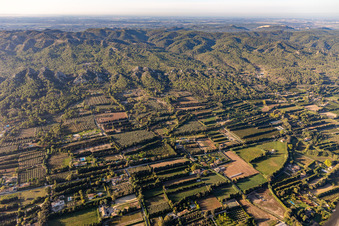 Luftaufnahme von Massif des Alpilles im Ortsteil Les Écarts in Saint-Rémy-de-Provence im Bundesland Bouches-du-Rhône, Frankreich