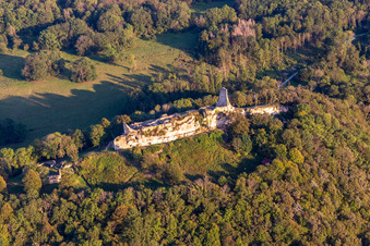 Luftbild von Château fort en ruine de Montfaucon im Bundesland Doubs, Frankreich