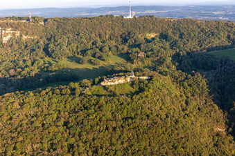 Luftaufnahme von Château fort en ruine de Montfaucon im Bundesland Doubs, Frankreich