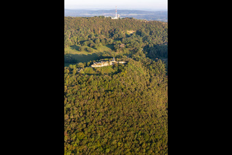 Schrägluftbild von Château fort en ruine de Montfaucon im Bundesland Doubs, Frankreich