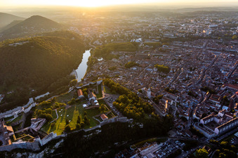 Vieux ville vue du Citadelle in Besançon im Bundesland Doubs, Frankreich