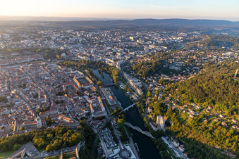 Altstadtbereich und Innenstadtzentrum in einer Flußschleife des Doubs in Besançon in Bourgogne-Franche-Comte im Ortsteil Sarrail, Frankreich