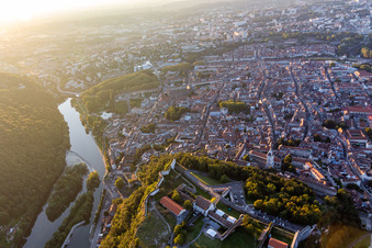Luftaufnahme von Vieux ville vue du Citadelle in Besançon im Bundesland Doubs, Frankreich