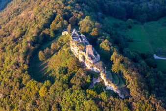 Luftbild von Château fort en ruine de, Belvedere et Fointaine Montfaucon sur le Doubs, Frankreich