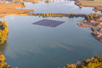 Schwimmende Photovoltaik-Insel auf Kiesweier in Leimersheim im Bundesland Rheinland-Pfalz, Deutschland