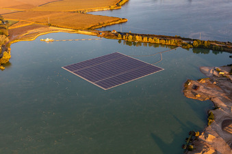 Schrägluftbild von Schwimmendes Solarkraftwerk und Panelfelder von Photovoltaik- Anlagen auf der Wasseroberfläche auf einem Baggersee zur Kiesgewinnung in Leimersheim im Bundesland Rheinland-Pfalz, Deutschland