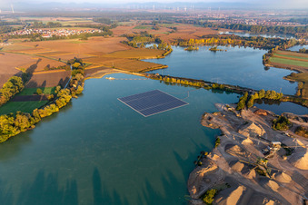 Schwimmendes Solarkraftwerk und Panelfelder von Photovoltaik- Anlagen auf der Wasseroberfläche auf einem Baggersee zur Kiesgewinnung in Leimersheim im Bundesland Rheinland-Pfalz, Deutschland von oben