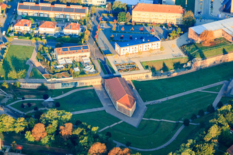 Grabenwehrgebäude im Stadtpark Fronte Lamotte in Germersheim im Bundesland Rheinland-Pfalz, Deutschland