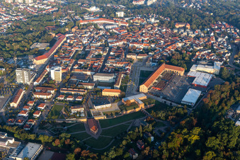 Platz- Ensemble des Paradeplatz und Luitpoldplatz mit Kreisverwaltung Germersheim, Landkreis Germersheim, WIFÖ im Innenstadt- Zentrum in Germersheim im Bundesland Rheinland-Pfalz, Deutschland