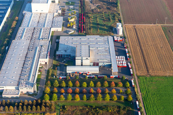 Schrägluftbild von Lagerhallen und Speditionsgebäude der Tricor Packaging & Logistics AG in Offenbach an der Queich im Bundesland Rheinland-Pfalz, Deutschland