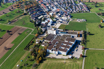 Luftbild von Firmengelände der Polytec GmbH mit Hallen, Firmengebäuden und Produktionsstätten in Waldbronn im Ortsteil Reichenbach im Bundesland Baden-Württemberg, Deutschland