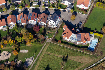Fliederstr im Ortsteil Langensteinbach in Karlsbad im Bundesland Baden-Württemberg, Deutschland