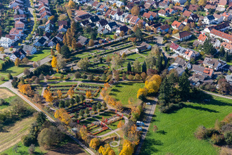 Schrägluftbild von Friedhof Langensteinbach in Karlsbad im Bundesland Baden-Württemberg, Deutschland