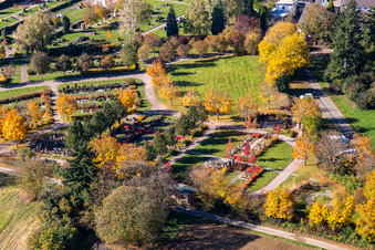 Friedhof Langensteinbach in Karlsbad im Bundesland Baden-Württemberg, Deutschland aus der Vogelperspektive