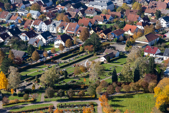 Friedhof Langensteinbach in Karlsbad im Bundesland Baden-Württemberg, Deutschland aus der Luft betrachtet