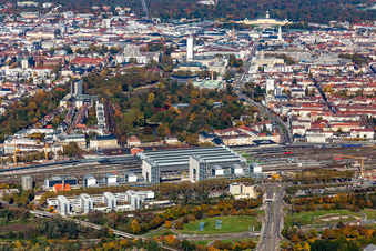 Gleisverlauf und Gebäude des Hauptbahnhofes der Deutschen Bahn vor dem Tierpark in Karlsruhe im Ortsteil Südweststadt im Bundesland Baden-Württemberg, Deutschland